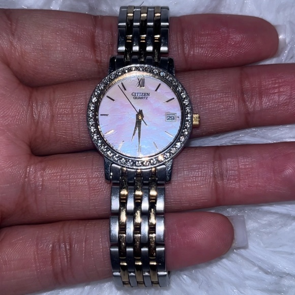Citizen two tone watch - Picture 1 of 6